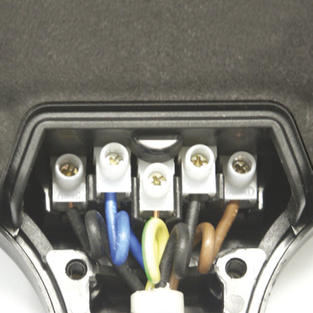 Multiple outlet sockets with earth contact